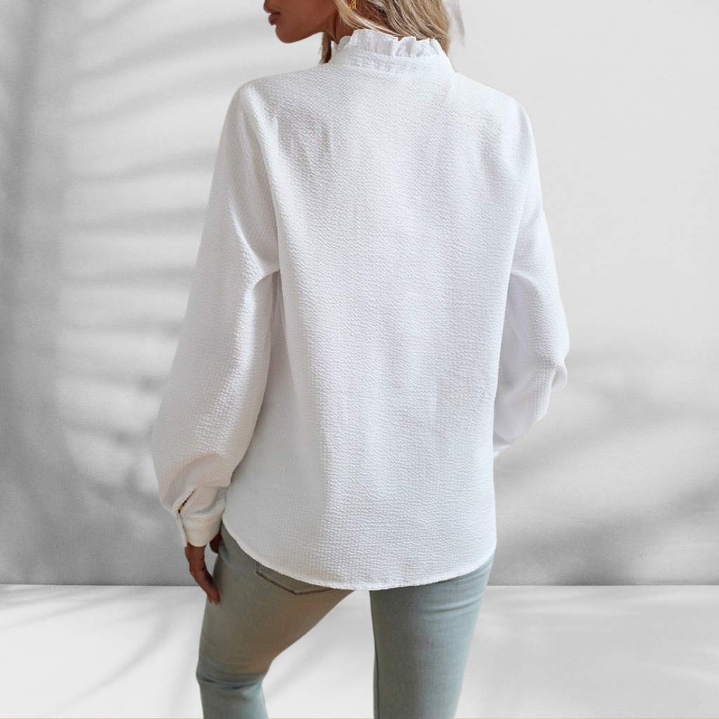 Blusa ligera con detalles de volantes