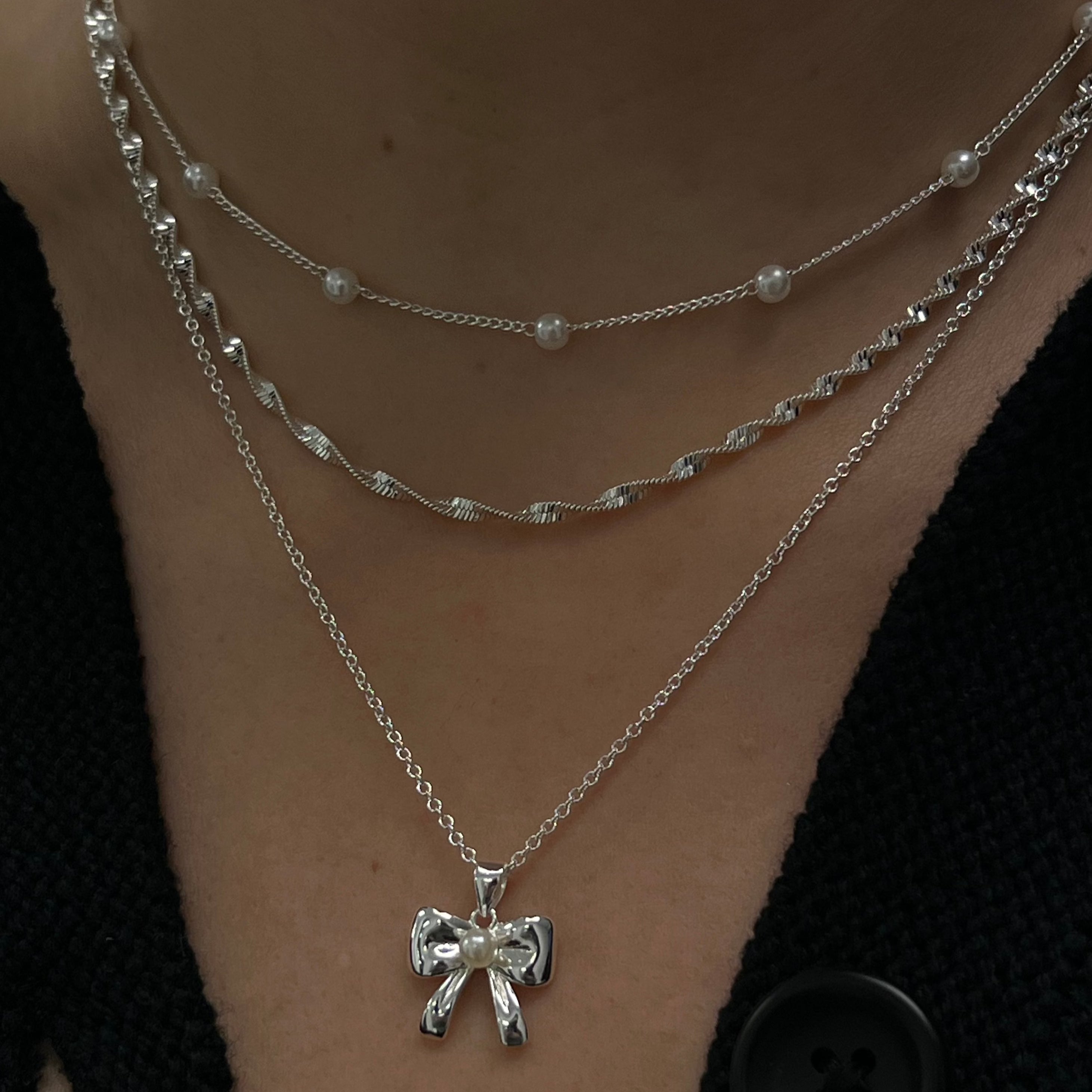 Collar de doble torsión