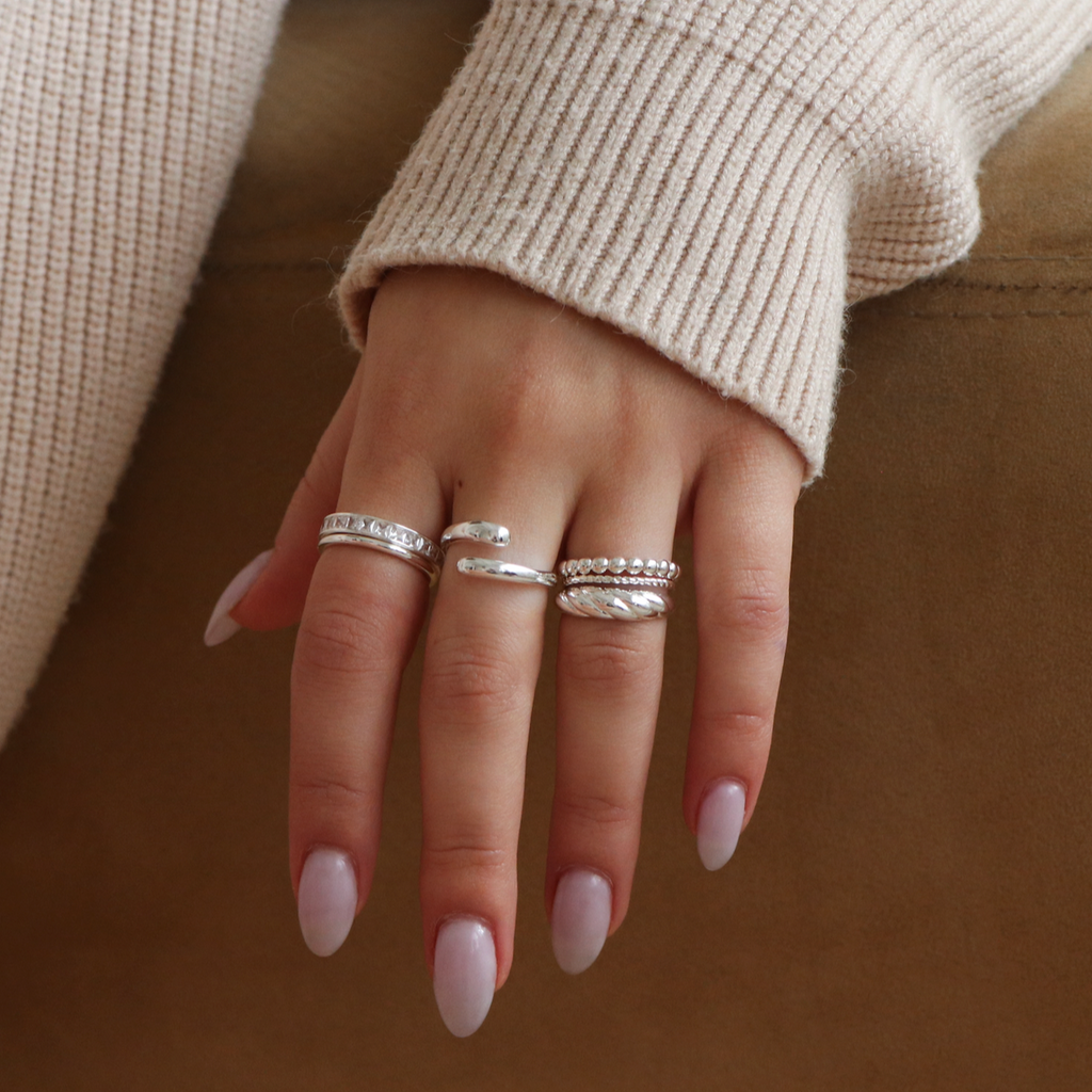 Anillo de espiral retorcida
