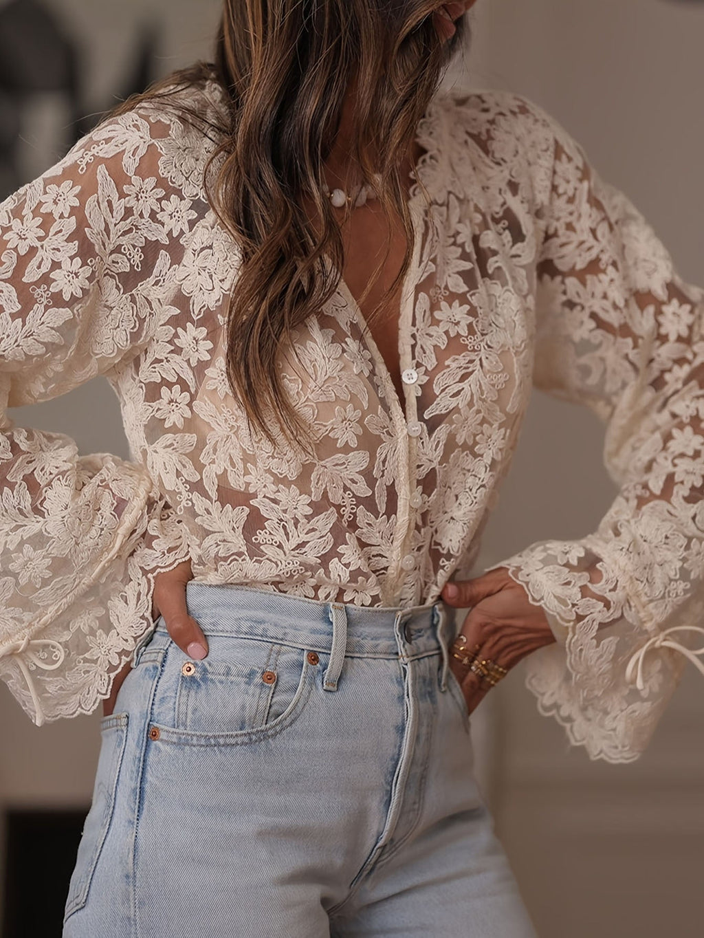 Celia – Blusa de ganchillo transparente con patrón floral