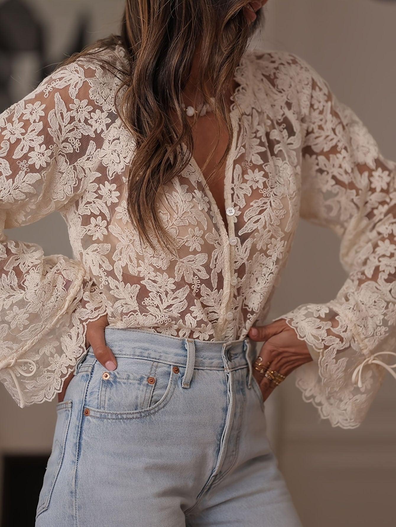 Celia – Blusa de ganchillo transparente con patrón floral