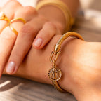 Pulsera de oro adornada con monedas