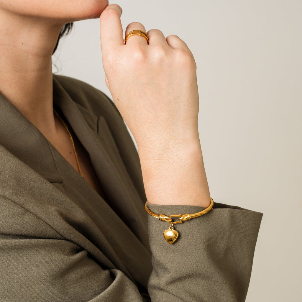 Pulsera de oro en forma de corazón