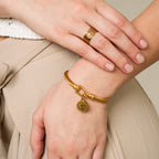 Pulsera de oro adornada con monedas
