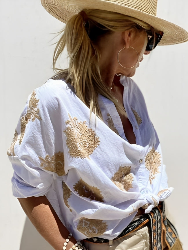 Celestria – Camisa bordada con tapeta de botones