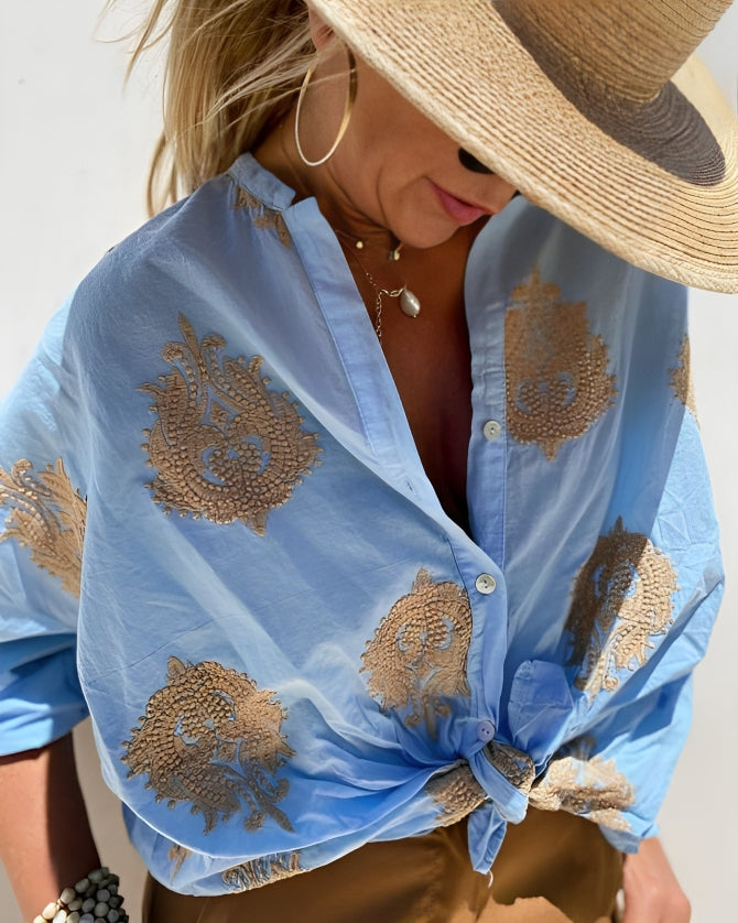 Celestria – Camisa bordada con tapeta de botones